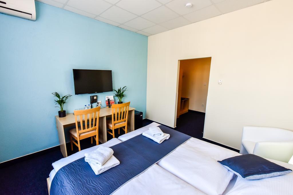 City Hostel Brno Modřice Eksteriør billede